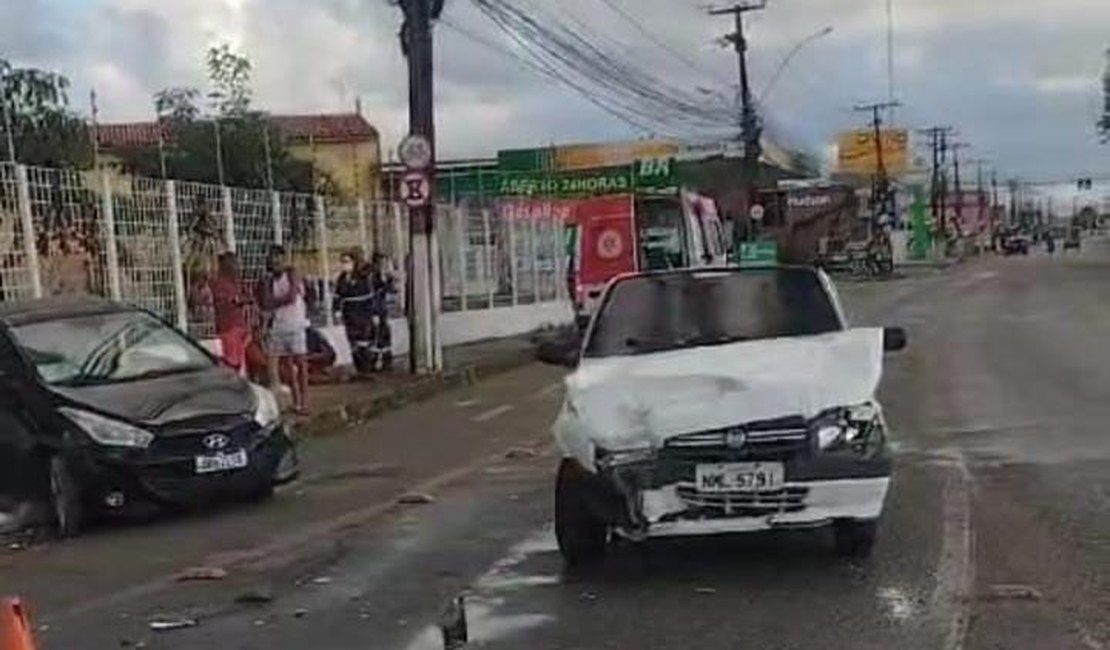 Colisão entre carros homem ferido no Barro Duro