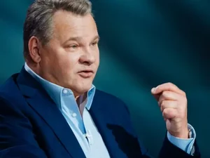 Quem é o milionário russo que ofereceu R$ 5 milhões pela captura de Putin