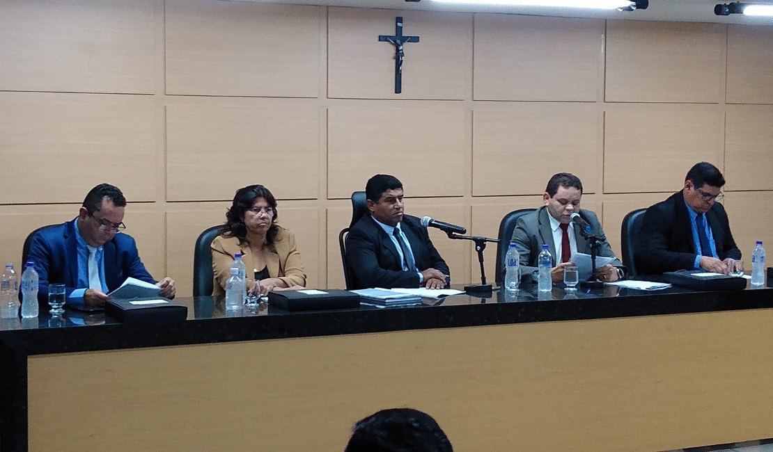 Nova mesa diretora conduz primeira sessão ordinária na Câmara Municipal