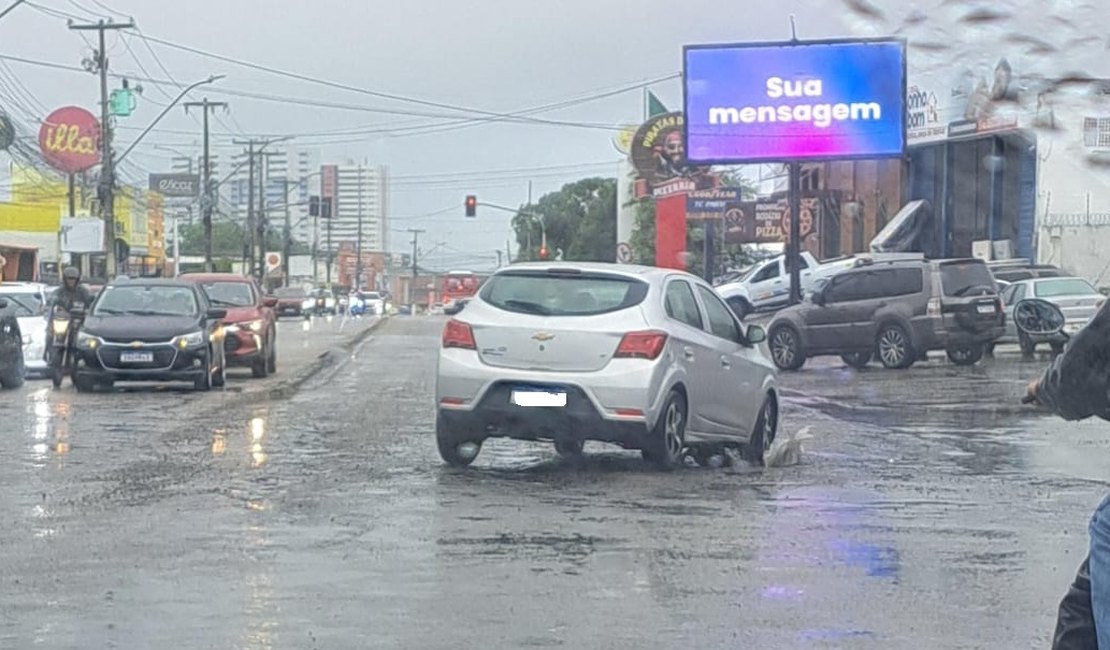 Chuvas agravam alagamentos e travam trânsito em trecho da Av. Menino Marcelo