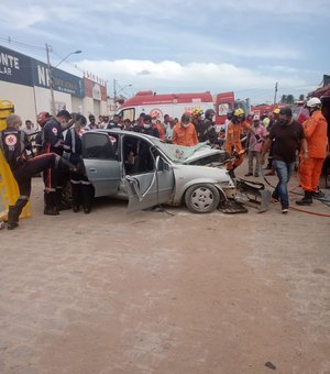 Carro invade contramão e causa acidente envolvendo outros dois veículos em Arapiraca
