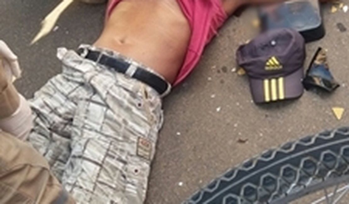 Homem morre após colidir moto em automóvel