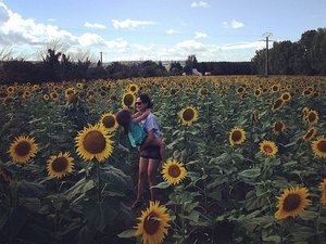 Camila Pitanga posta foto com a filha na França