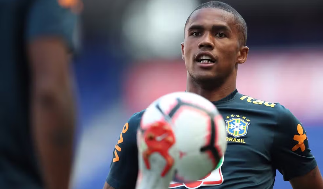 Ex-Grêmio e Seleção Brasileira, Douglas Costa tem prisão decretada por pensão alimentícia