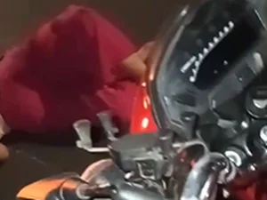 [Vídeo] Mulher se fere em acidente e motociclista reclama: 'passar o Natal sem moto é f***'