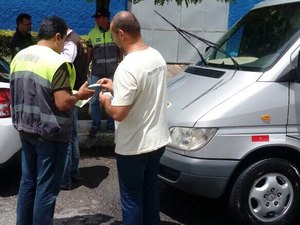 SMTT fiscaliza limite de velocidade em veículos escolares
