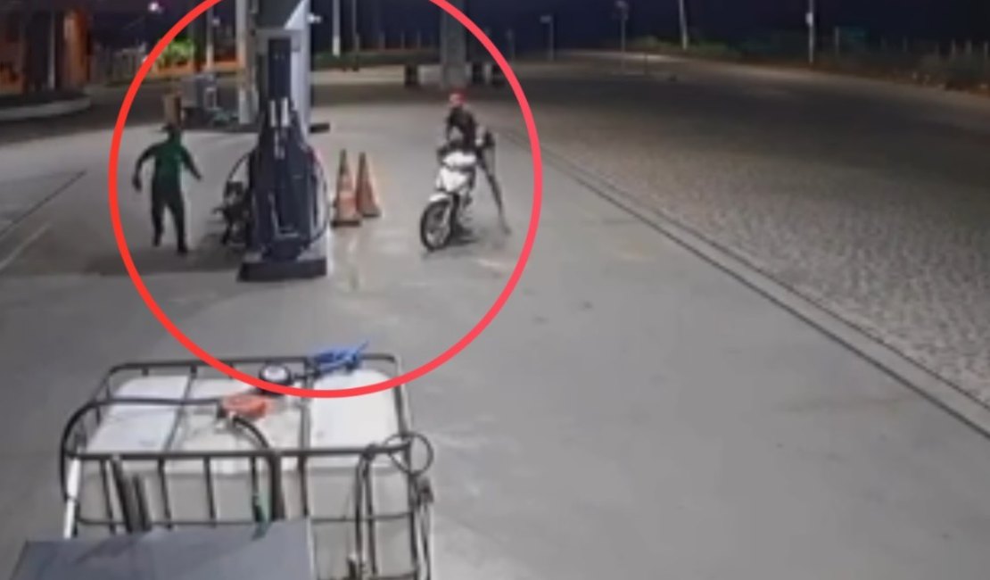 Homem é flagrado roubando dinheiro e moto de posto de combustíveis em Arapiraca