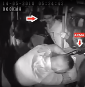 Imagens mostram assalto e agressão a cobrador e motorista de ônibus