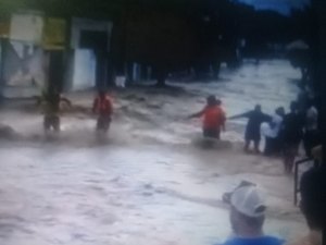 [Vídeo] Após forte chuva, cidade de Dois Riachos sofre com inundação