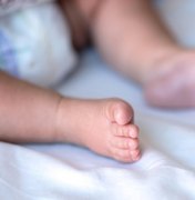 Mãe é presa por tentar matar bebê de oito meses asfixiado em Maceió