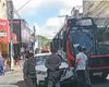Colisão entre ônibus e carro deixa uma pessoa ferida e trânsito lento no Centro de Maceió