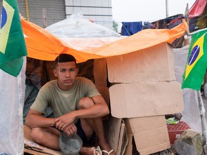 Sem dinheiro, venezuelanos acampam às margens de rodovia na fronteira do Brasil