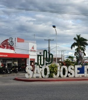 No Sertão, prefeito mostra força política e desarticula partido de oposição