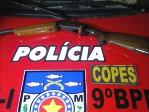 Polícia prende homem que transportava uma escopeta no carro
