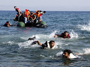 Turquia resgata 44 refugiados após naufrágio perto da ilha de Lesbos