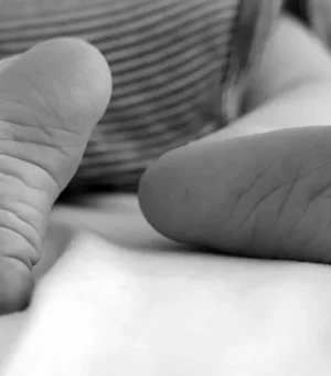 Bebê tem oito embriões retirados do corpo em caso raro na Índia