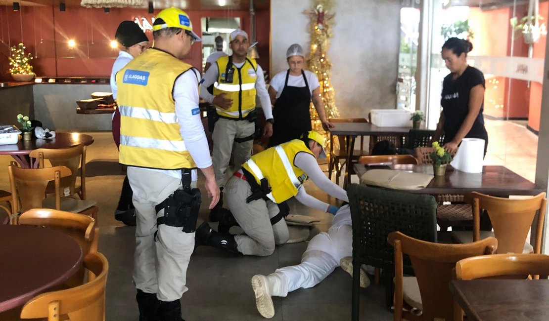 Ronda no Bairro prende suspeito por tráfico de drogas e auxilia em atendimento a vítima de mal-estar na orla de Maceió