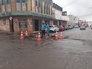 [Vídeo] Cano estourado desperdiça grande volume de água no Centro de Arapiraca