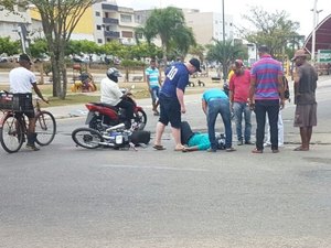Motociclistas se chocam em cruzamento no Centro de Arapiraca e ficam feridos