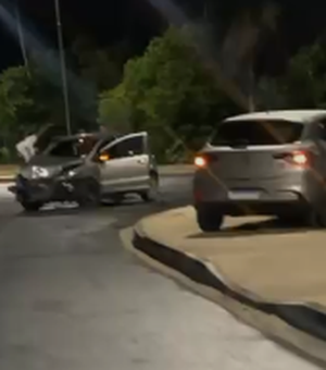 Veículos colidem na Marginal do Piauí, em Arapiraca, durante a madrugada