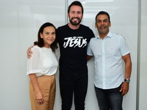 Show cristão comandado pelo cantor Tony Allysson atrai multidão em São Sebastião