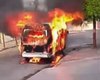 Kombi pega fogo e é destruída pela chamas no bairro Cavaco, em Arapiraca