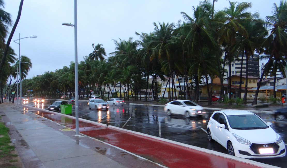 Homem tem moto furtada logo após estacionar na orla de Ponta Verde