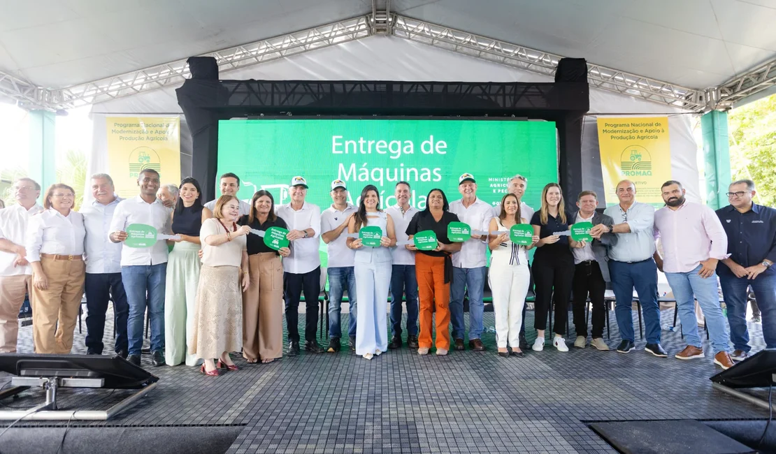 Prefeita de Novo Lino representa AMA em entrega de equipamentos da agricultura