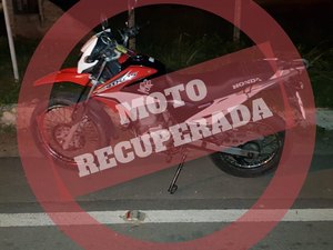Em bloqueio policial, motocicleta com queixa de roubo é recuperada