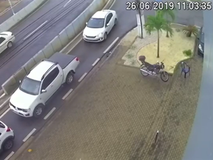 Vídeo mostra queda de motociclista no viaduto João Lyra, em Maceió