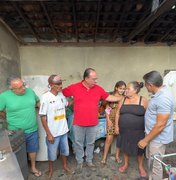 Prefeito Leandro Silva presta apoio à família de seu Luiz após incêndio no Retiro