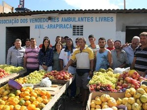 Município apresenta colete e cadastra ambulantes do Centro