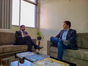 Prefeito e presidente da OAB/AL discutem situação do Pinheiro