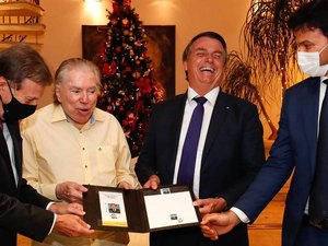 Sem máscara, Bolsonaro encontra Silvio Santos, de 90 anos, e é alvo de críticas