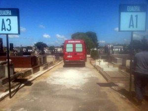 Homem é encontrado vivo dentro de túmulo