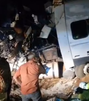 Batida entre ônibus e carreta deixa 11 mortos e mais de 40 feridos na BR-163 em MT