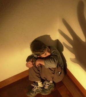 Crianças fogem de casa com medo de agressões física