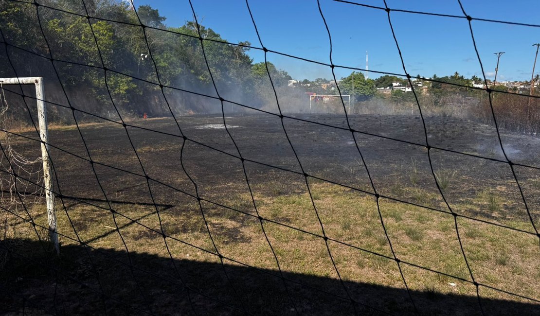 Incêndio levanta suspeita de crime em área próxima ao Estádio Alfredo Leahy, em Penedo