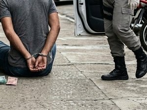 Homem é preso após ameaçar mãe com faca em Arapiraca por causa de R$ 20