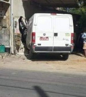 Condutor perde controle e veículo invade oficina em Porto de Pedras