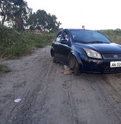 Carro é encontrado abandonado e sem rodas em matagal por trás da Ufal