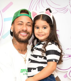 Neymar vai com a família ao aniversário da afilhada