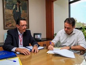 Renan Filho assina prorrogação do concurso da Policia Civil
