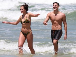 A fila andou! Ex-namorado de Sasha curte praia agarradinho com bailarina do Faustão