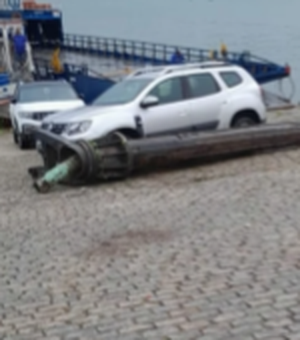 Estrutura metálica se solta de caminhão e atinge carro no Porto das Balsas, em Penedo