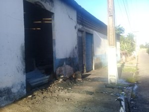 [Vídeo] Incêndio destrói fabriqueta de canos de energia, em Arapiraca