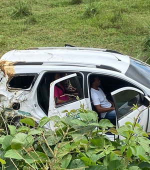 Carro da Prefeitura capota, cai em ribanceira e deixa três feridos ﻿na AL-201