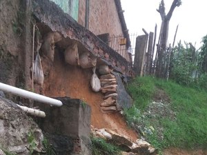 Barreira no Feitosa ameaça desabar e preocupa moradores