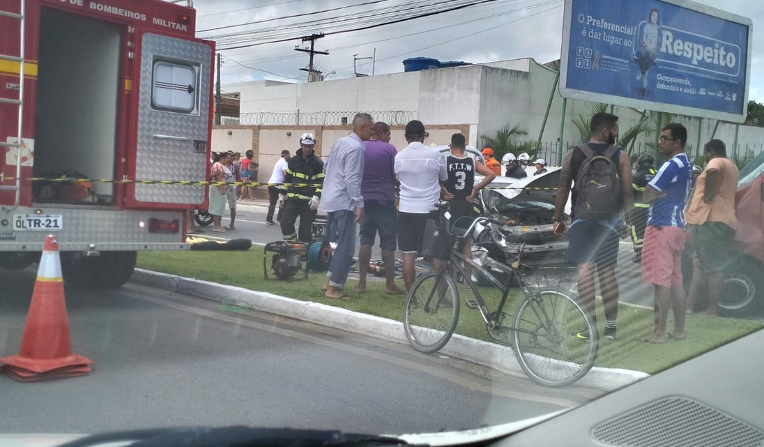 Vítima fica presa às ferragens após colidir carro na Avenida Durval de Góes Monteiro