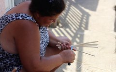 Famílias de Viçosa fabricam espeto para churrasco com bambu